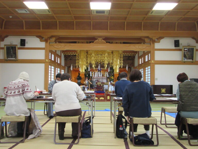 Read more about the article １月１２日・２６日妙見宮にて書道教室が開催されました。２月は９日、２３日です