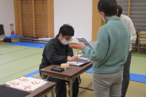 ３月１６日妙見宮にて書道教室が開催されました。次回は３０日です。