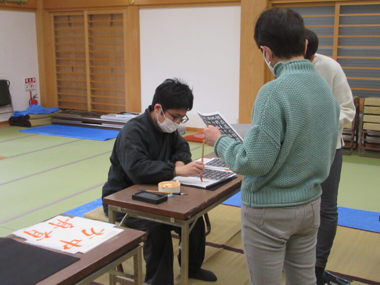 Read more about the article ３月１６日妙見宮にて書道教室が開催されました。次回は３０日です。