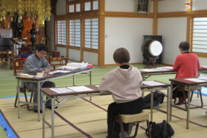 ４月１３日妙見宮にて書道教室が開催されました。次回は２０日です。