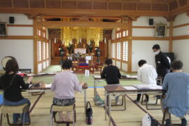 4月20日妙見宮にて書道教室が開催されました。5月は11日・25日です。