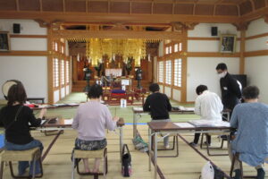 4月20日妙見宮にて書道教室が開催されました。5月は11日・25日です。