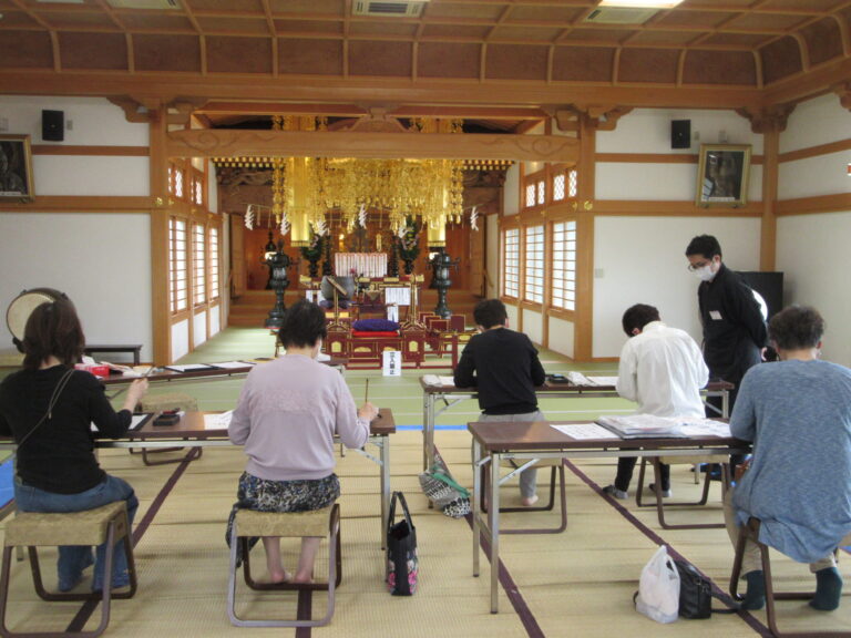 Read more about the article 4月20日妙見宮にて書道教室が開催されました。5月は11日・25日です。