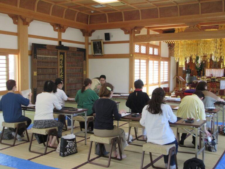 Read more about the article 5月11日妙見宮にて書道教室が開催されました。次回は25日です。