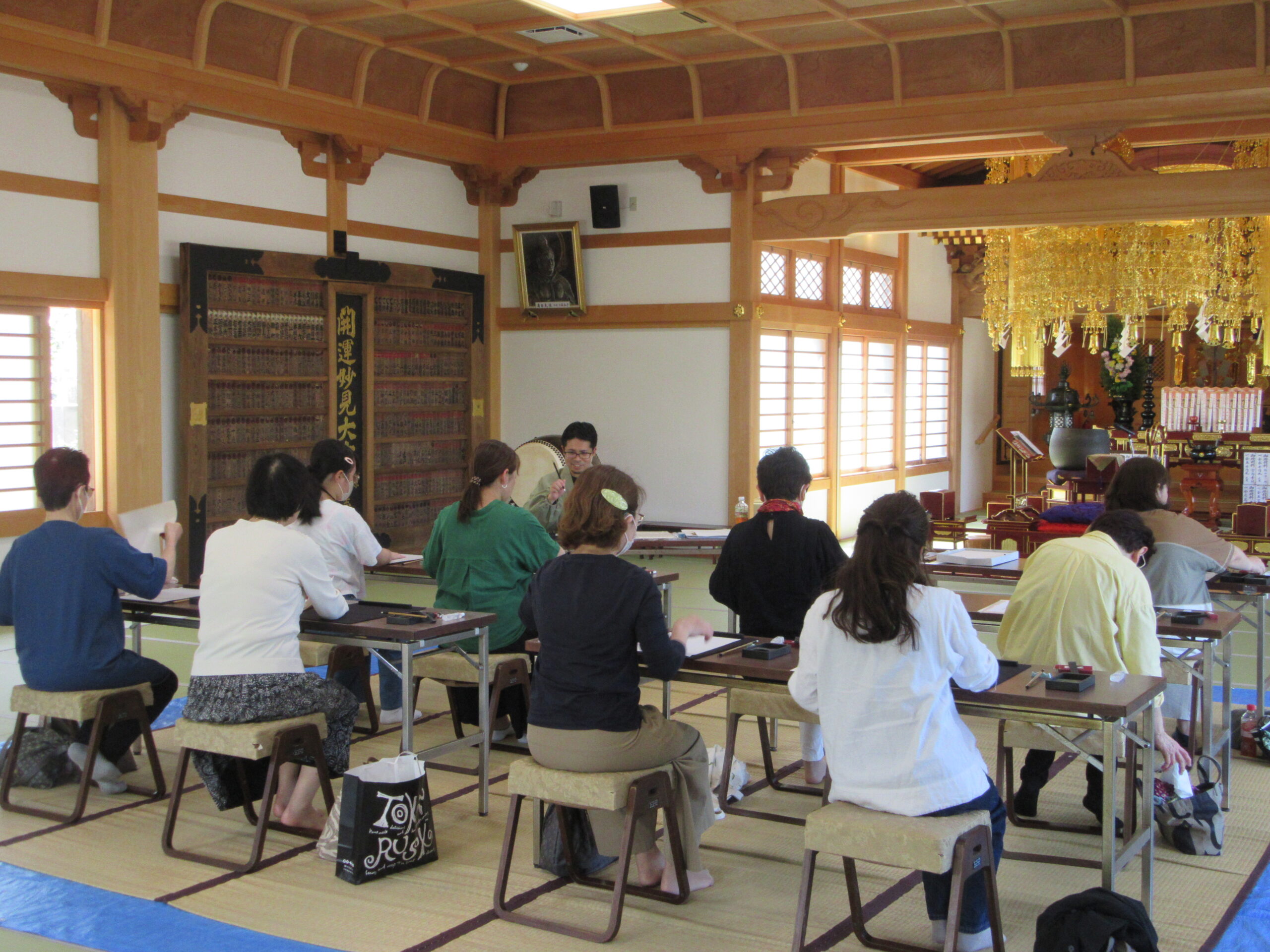 Read more about the article 5月11日妙見宮にて書道教室が開催されました。次回は25日です。