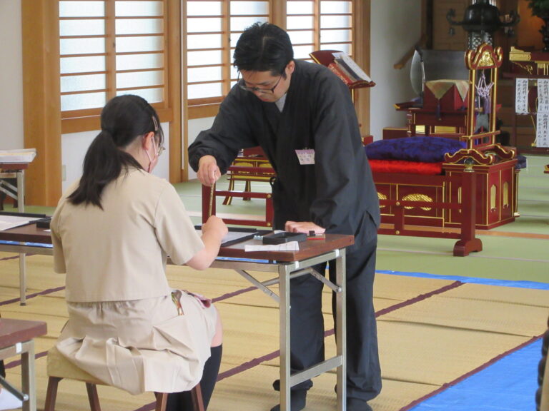 Read more about the article 5月25日妙見宮にて書道教室が開催されました。6月は8日と22日です。
