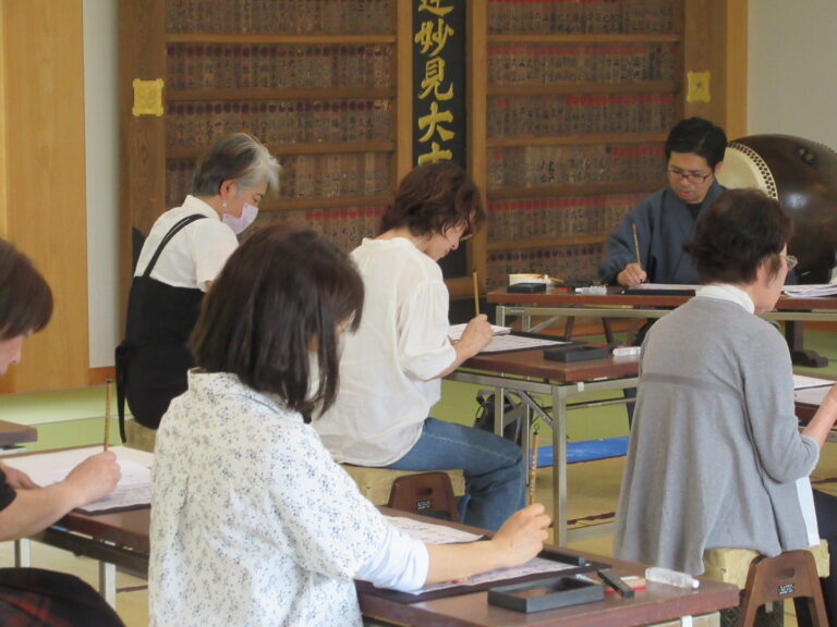 Read more about the article 6月8日妙見宮にて書道教室が開催されました。次回は22日です。