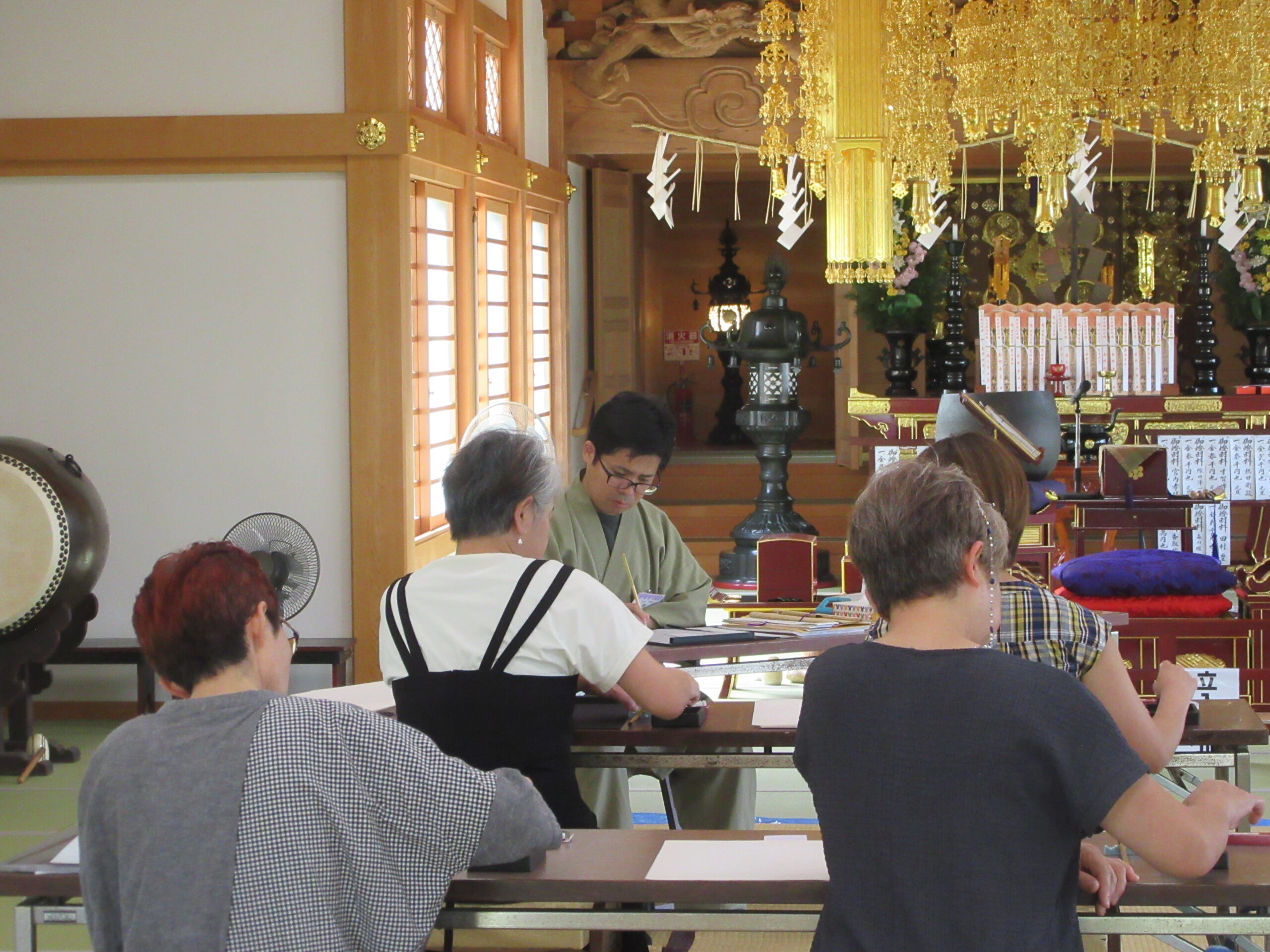 Read more about the article 7月6日妙見宮にて書道教室が開催されました。次回は13日です。