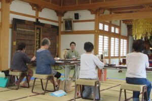 8月10日妙見宮にて書道教室が開催されました。次回は31日です。