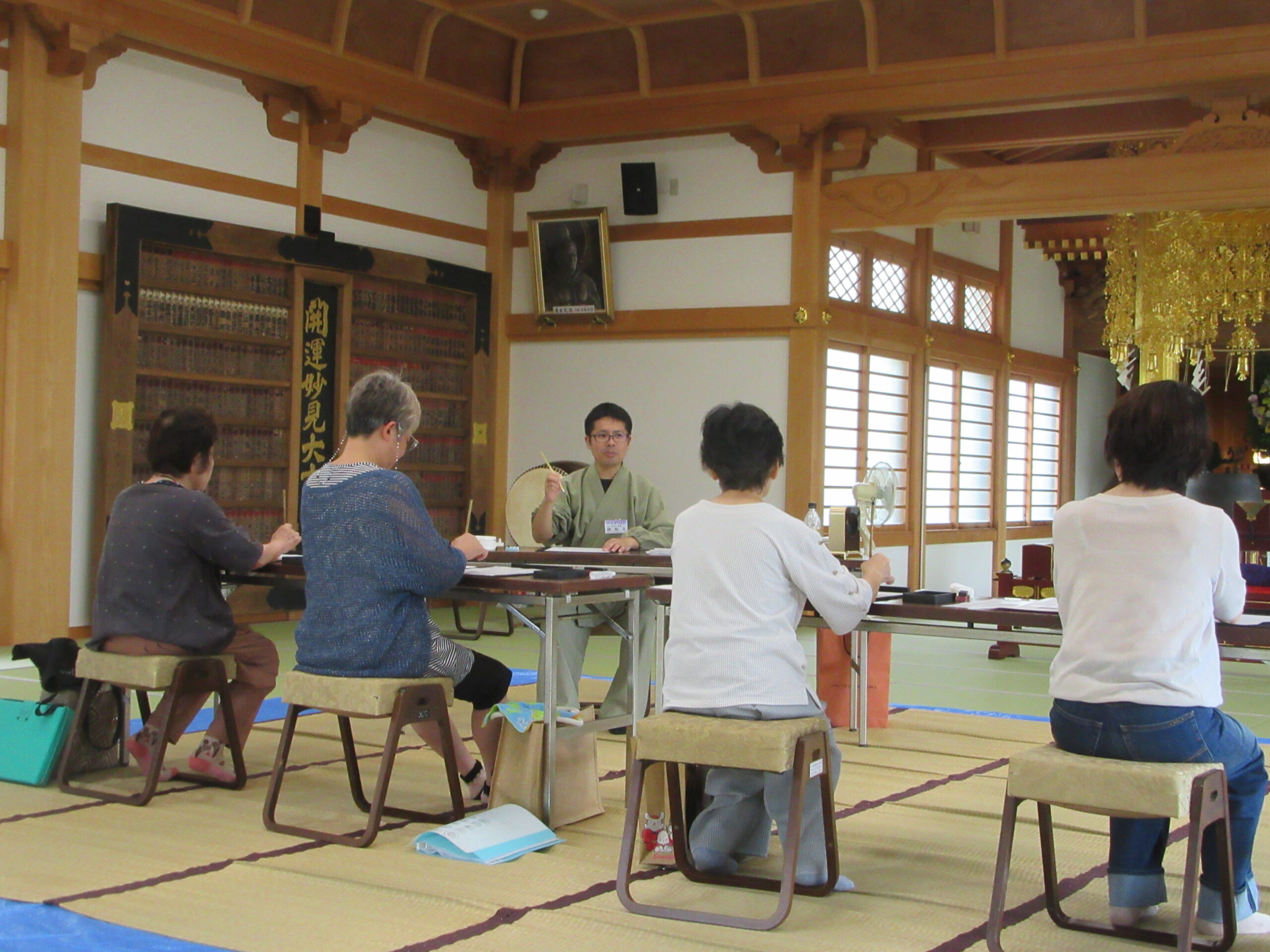 Read more about the article 8月10日妙見宮にて書道教室が開催されました。次回は31日、９月は14日、23日です。