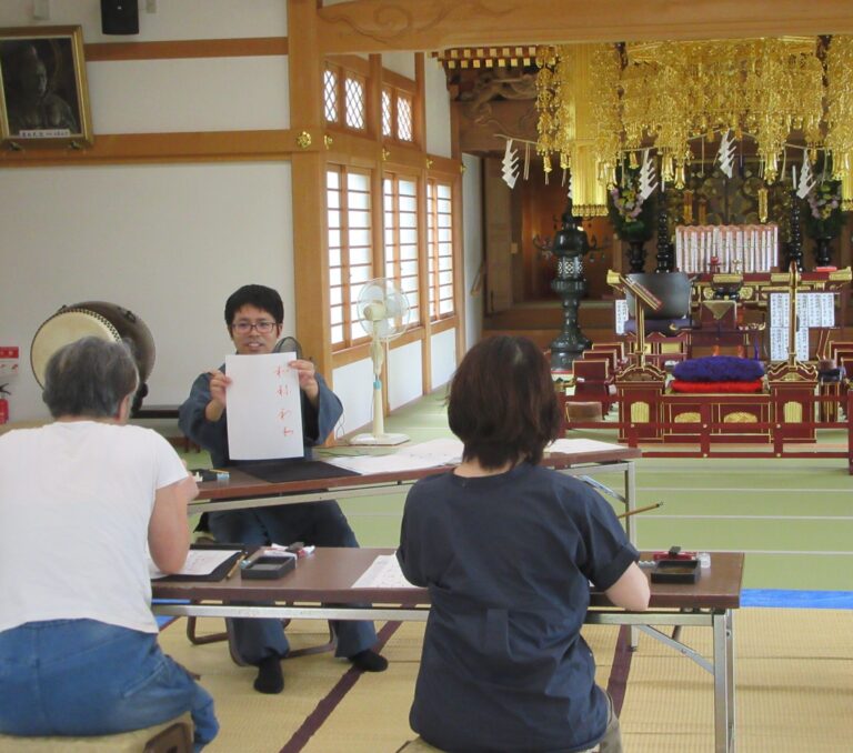 投稿についてもっと詳しく 9月14日妙見宮にて書道教室が開催されました。次回は23日です。
