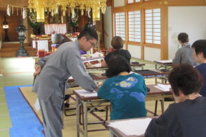 9月14日・23日妙見宮にて書道教室が開催されました。10月は12日、25日です。