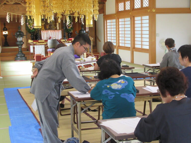 投稿についてもっと詳しく 9月14日・23日妙見宮にて書道教室が開催されました。10月は12日、25日です。