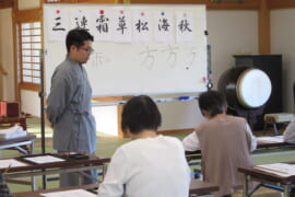 10月11日　妙見宮にて書道教室が開催されました。次回は25日です。